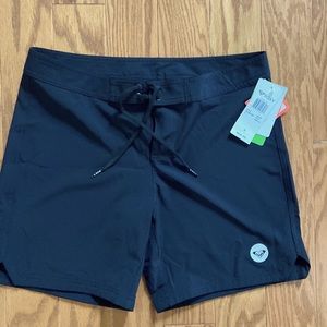 Womens Roxy 7” black board shorts size S , NWT